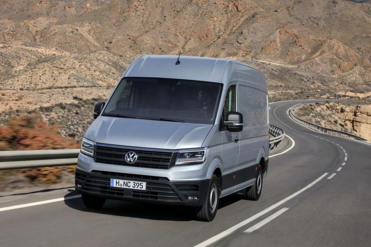 Volkswagen Crafter doi thu Ford Transit 